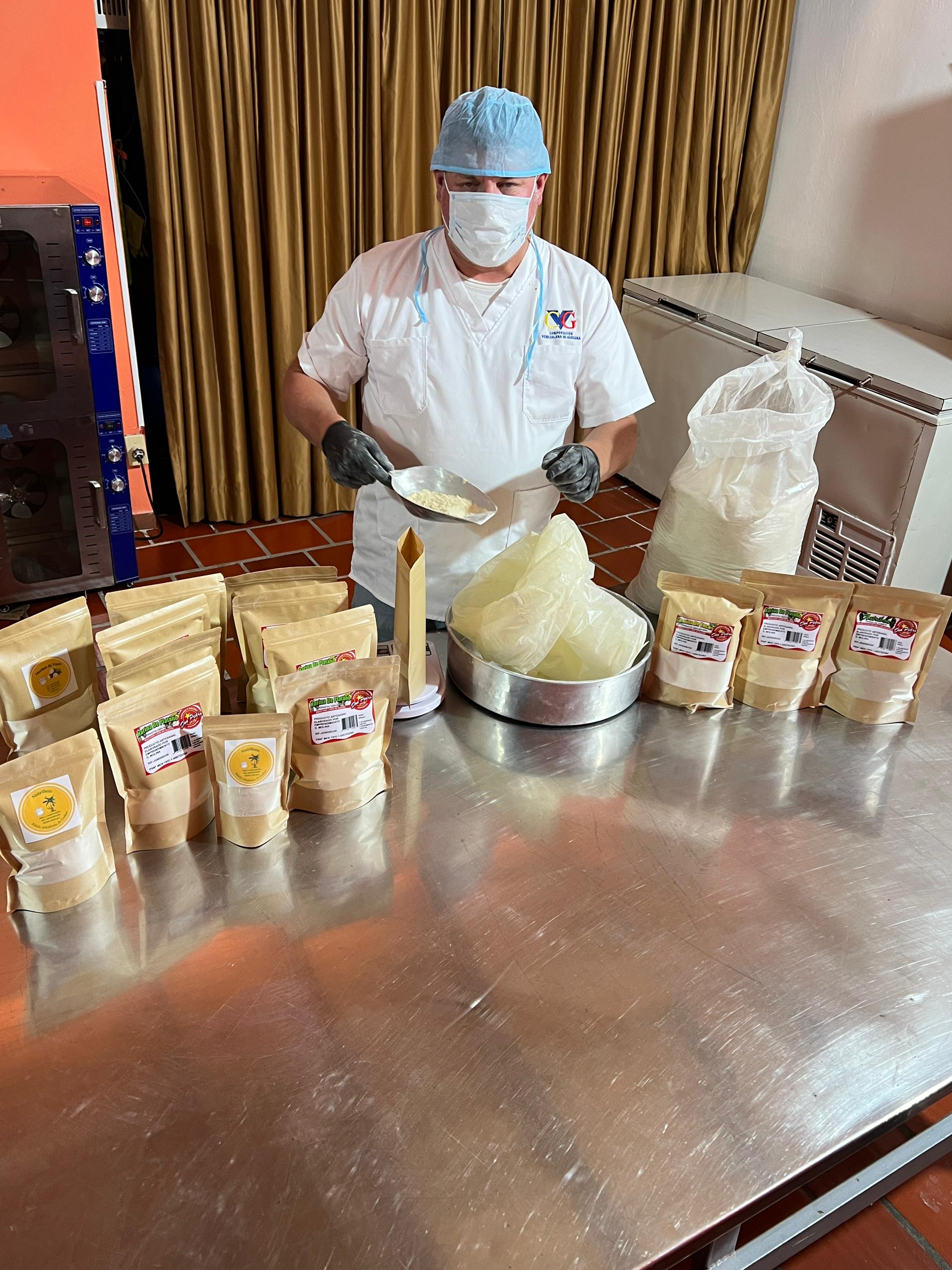 Productor elaborando harina natural Don Pedro